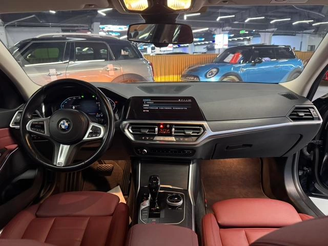 BMW 3 Series 2022 325i M Спортивный костюм интерьер фото 10