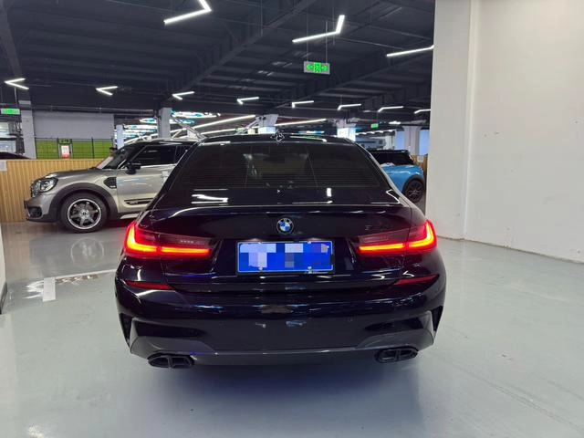 BMW 3 Series 2022 325i M Спортивный костюм интерьер фото 15