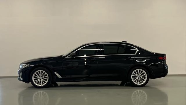 BMW 5 Series 2022 525Li Traje de lujo exterior foto 4