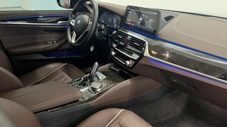 BMW 5 Series 2022 525Li Traje de lujo interior foto 9
