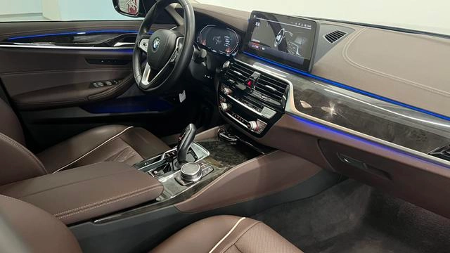 BMW 5 Series 2022 525Li Traje de lujo interior foto 9