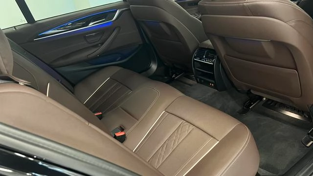 BMW 5 Series 2022 525Li Traje de lujo interior foto 11