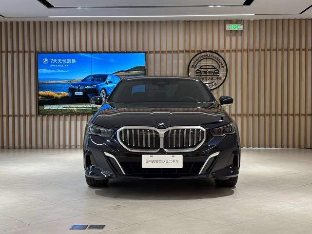 BMW 5 Series 2025 530Li Leading Type M Sports suit exterior photo 2