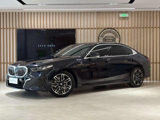 BMW 5 Series 2025 530Li Leading Type M Sports suit exterior photo 3