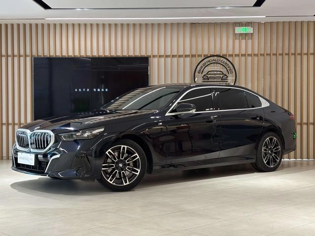 BMW 5 Series 2025 530Li Leading Type M Sports suit exterior photo 3