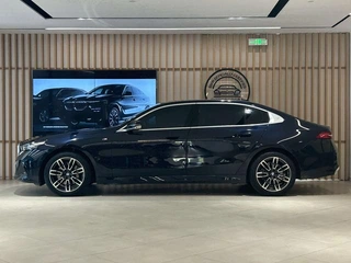 BMW 5 Series 2025 530Li Leading Type M Sports suit exterior photo 4