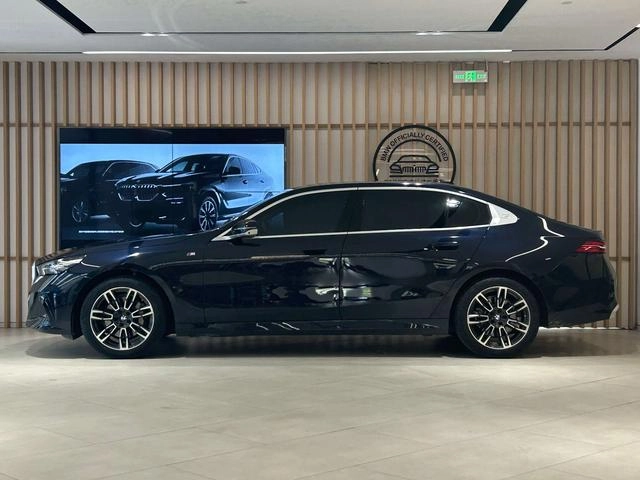 BMW 5 Series 2025 530Li Leading Type M Sports suit exterior photo 4