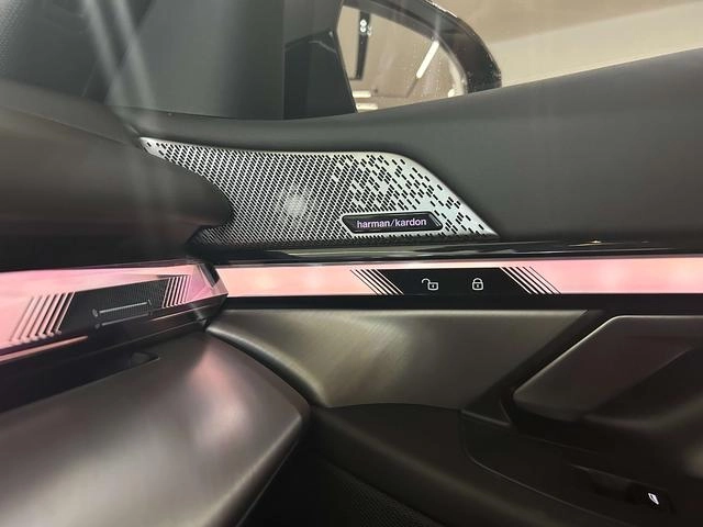 BMW 5 Series 2025 530Li Leading Type M Sports suit interior photo 11