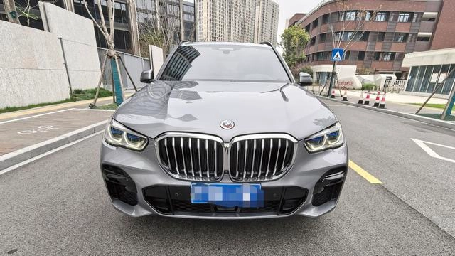 BMW X5 2022 Mise à jour xDrive 40Li Type de luxe M Ensemble de sport extérieur photo 2