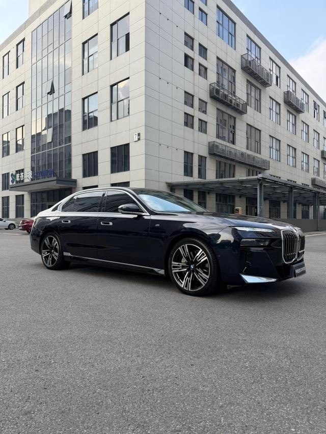 BMW 7 Series 2023 740Li Leading Type M Sports suit exterior photo 2