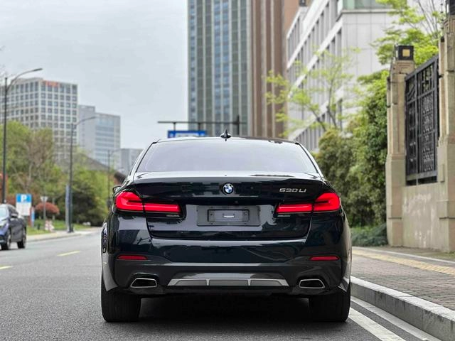 BMW 5 Series 2022 530Li Leader M Ensemble de sport extérieur photo 5