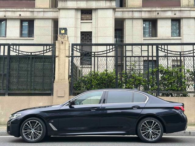 BMW 5 Series 2022 530Li Leader M Ensemble de sport extérieur photo 7
