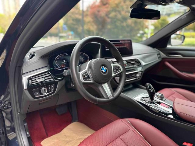 BMW 5 Series 2022 530Li Leader M Ensemble de sport extérieur photo 8