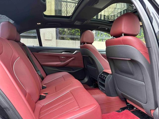 BMW 5 Series 2022 530Li Leader M Ensemble de sport intérieur photo 11
