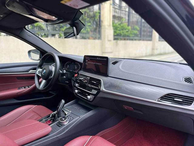 BMW 5 Series 2022 530Li Leader M Ensemble de sport intérieur photo 12