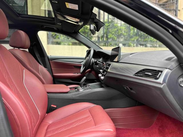 BMW 5 Series 2022 530Li Leader M Ensemble de sport intérieur photo 13