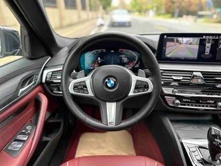 BMW 5 Series 2022 530Li Leader M Ensemble de sport intérieur photo 14