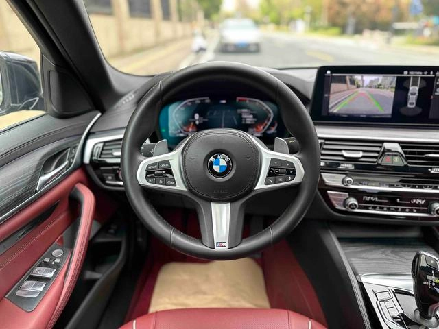 BMW 5 Series 2022 530Li Leader M Ensemble de sport intérieur photo 14