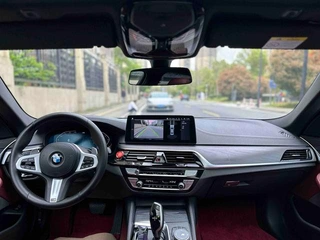 BMW 5 Series 2022 530Li Leader M Ensemble de sport intérieur photo 15
