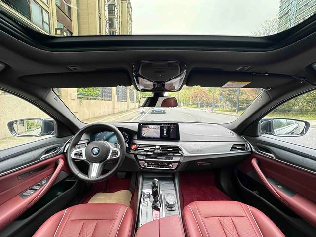 BMW 5 Series 2022 530Li Leader M Ensemble de sport intérieur photo 16