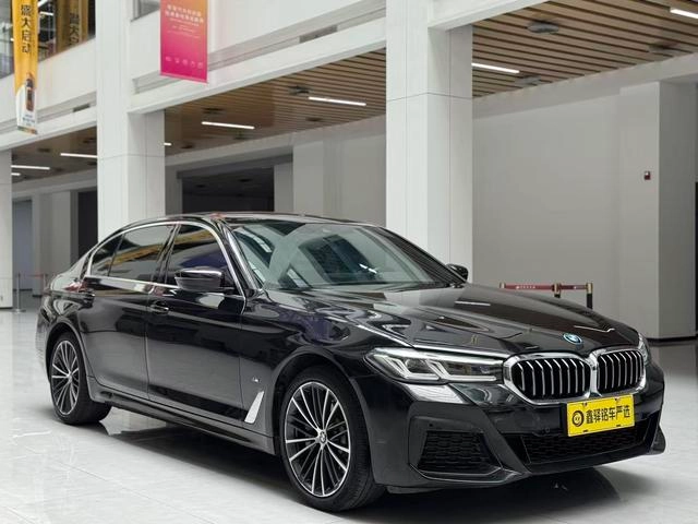 BMW 5 Series 2022 Mise à jour 530Li Leader M Ensemble de sport extérieur photo 3