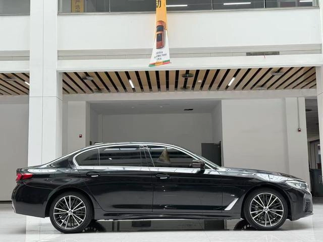 BMW 5 Series 2022 Mise à jour 530Li Leader M Ensemble de sport extérieur photo 4