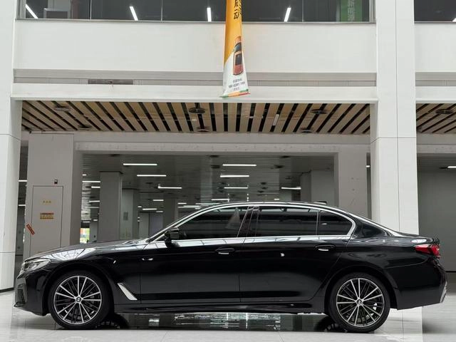 BMW 5 Series 2022 Mise à jour 530Li Leader M Ensemble de sport extérieur photo 8