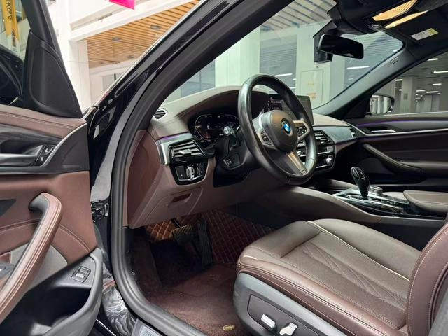 BMW 5 Series 2022 Mise à jour 530Li Leader M Ensemble de sport extérieur photo 9