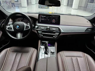 BMW 5 Series 2022 Mise à jour 530Li Leader M Ensemble de sport intérieur photo 13