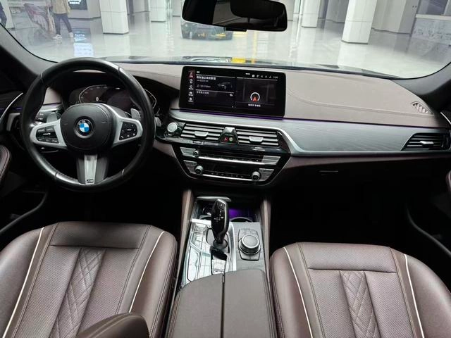 BMW 5 Series 2022 Mise à jour 530Li Leader M Ensemble de sport intérieur photo 13