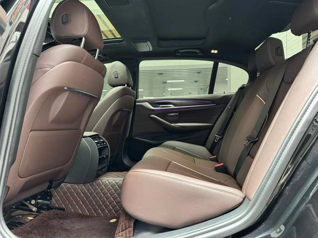 BMW 5 Series 2022 Mise à jour 530Li Leader M Ensemble de sport intérieur photo 15