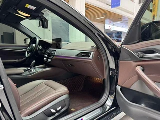BMW 5 Series 2022 Mise à jour 530Li Leader M Ensemble de sport intérieur photo 16