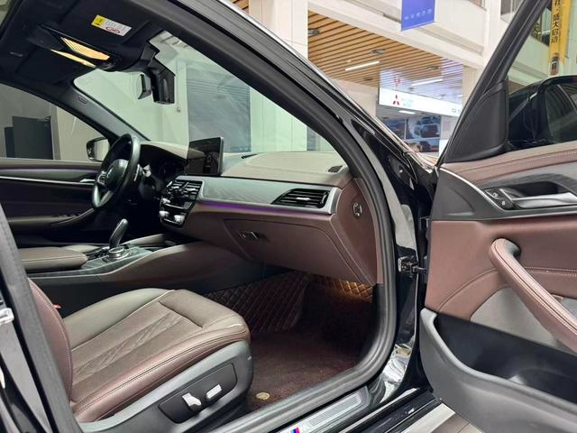 BMW 5 Series 2022 Mise à jour 530Li Leader M Ensemble de sport intérieur photo 16