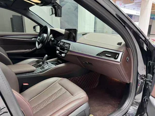 BMW 5 Series 2022 Mise à jour 530Li Leader M Ensemble de sport intérieur photo 18