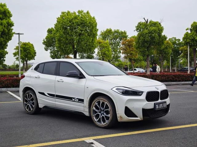 BMW X2 2022 sDrive25i M Спортивный костюм экстерьер фото 3