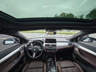 BMW X2 2022 sDrive25i M Спортивный костюм интерьер фото 10