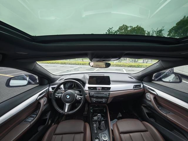 BMW X2 2022 sDrive25i M Спортивный костюм интерьер фото 10