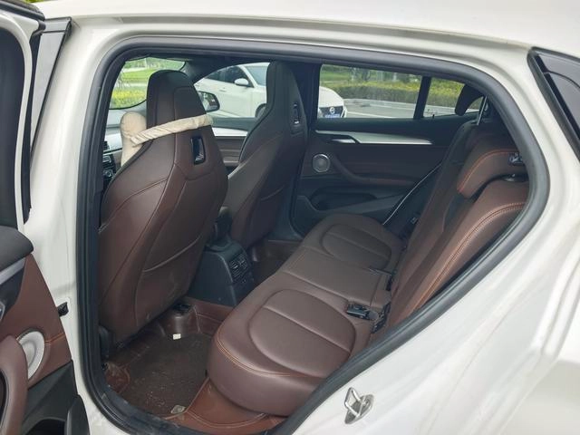 BMW X2 2022 sDrive25i M Спортивный костюм интерьер фото 11