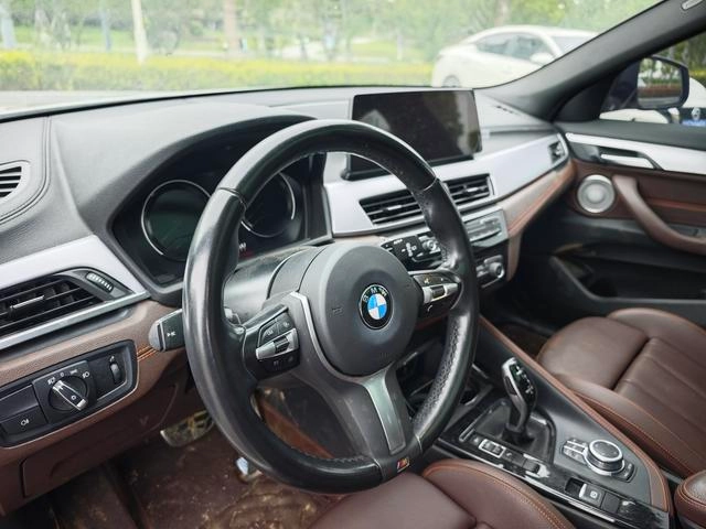 BMW X2 2022 sDrive25i M Спортивный костюм интерьер фото 12