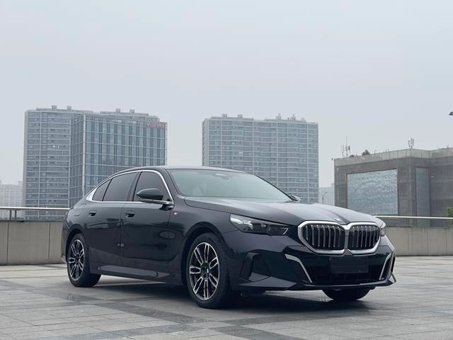 BMW 5 Series 2024 530Li Leading Type M Sports suit exterior photo 3