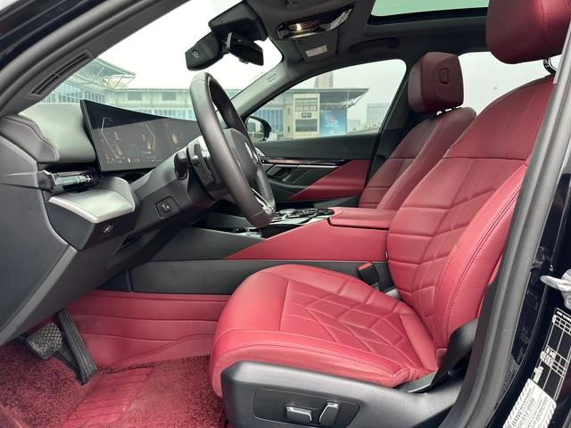 BMW 5 Series 2024 530Li Leading Type M Sports suit exterior photo 8