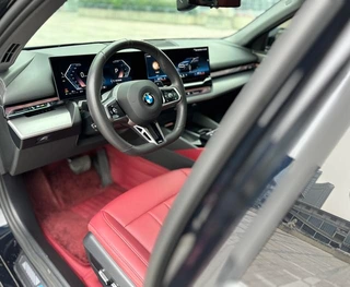 BMW 5 Series 2024 530Li Leading Type M Sports suit exterior photo 9