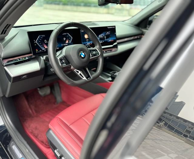 BMW 5 Series 2024 530Li Leading Type M Sports suit exterior photo 9