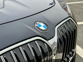 BMW 7 Series 2023 740Li Tipo de lujo M Conjunto deportivo exterior foto 3