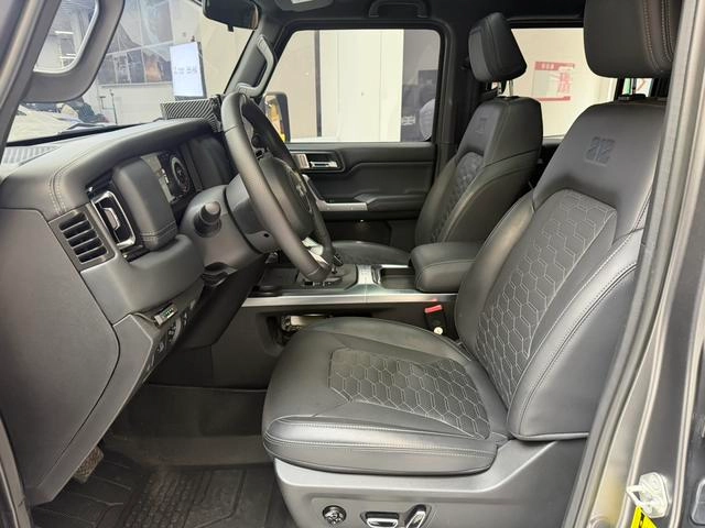 212 T01 2024 2.0T Explorer interior photo 14