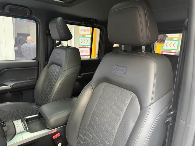 212 T01 2024 2.0T Explorer interior photo 15