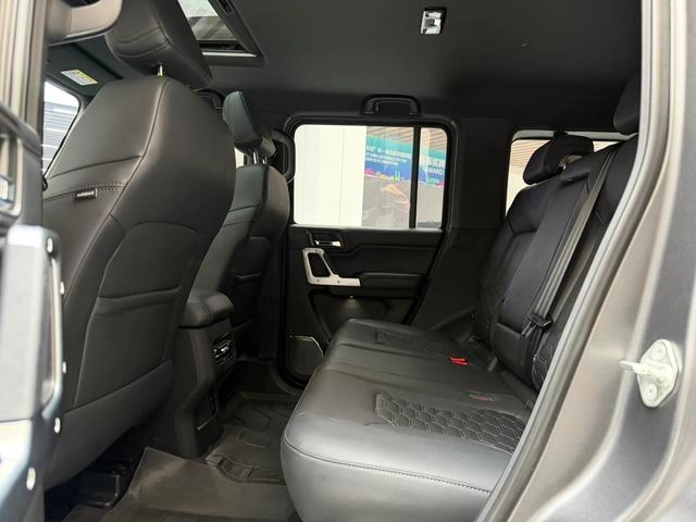 212 T01 2024 2.0T Explorer interior photo 16
