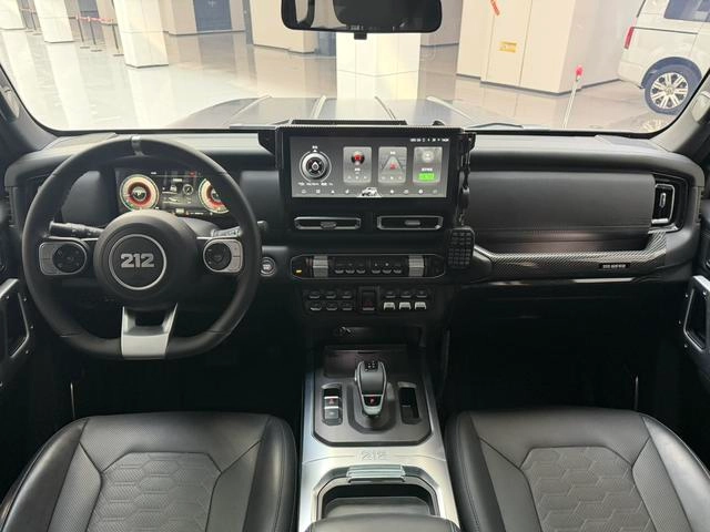 212 T01 2024 2.0T Explorer interior photo 17
