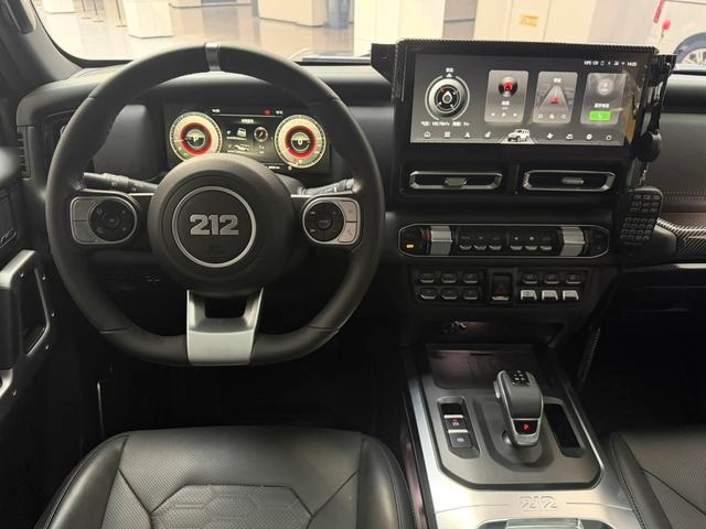 212 T01 2024 2.0T Explorer interior photo 18