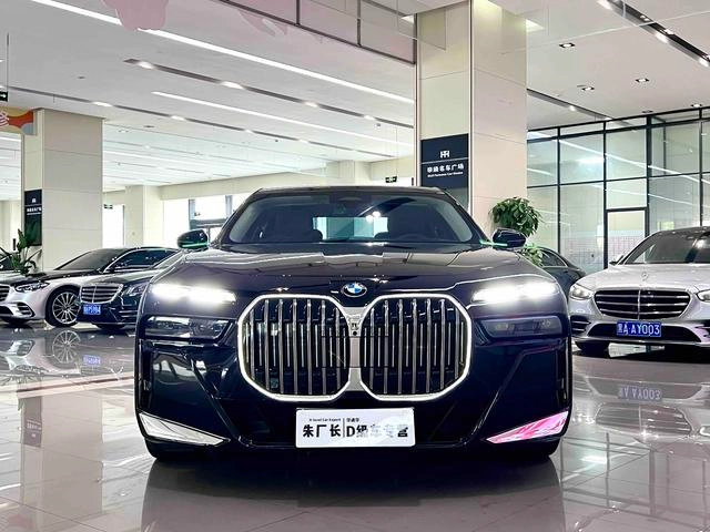 BMW 7 Series 2023 740Li Leading Type M Sports suit exterior photo 2